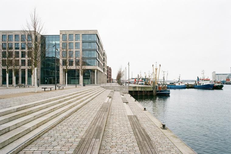 Platz mit Sitzstufen am Wasser