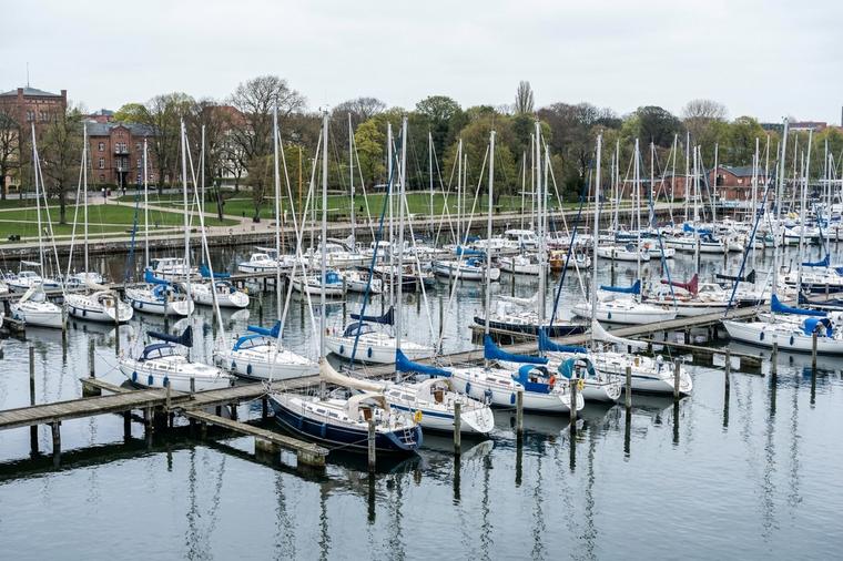 Sportboothafen mit Segelyachten